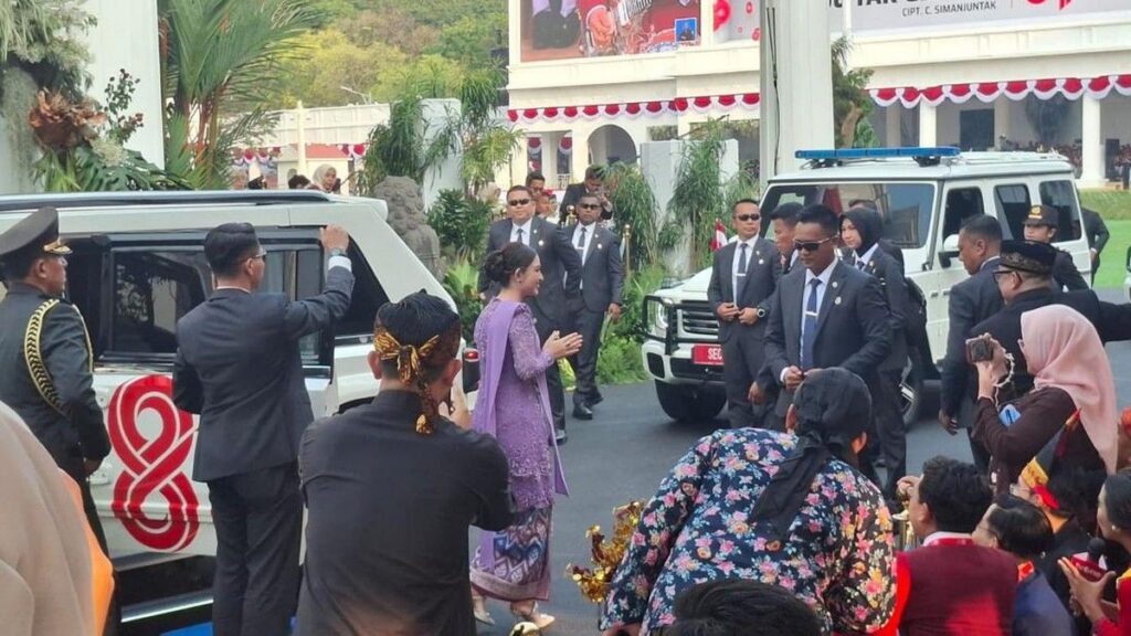 Gibran Rakabuming Raka Hadiri Upacara Penurunan Bendera HUT ke 81 RI