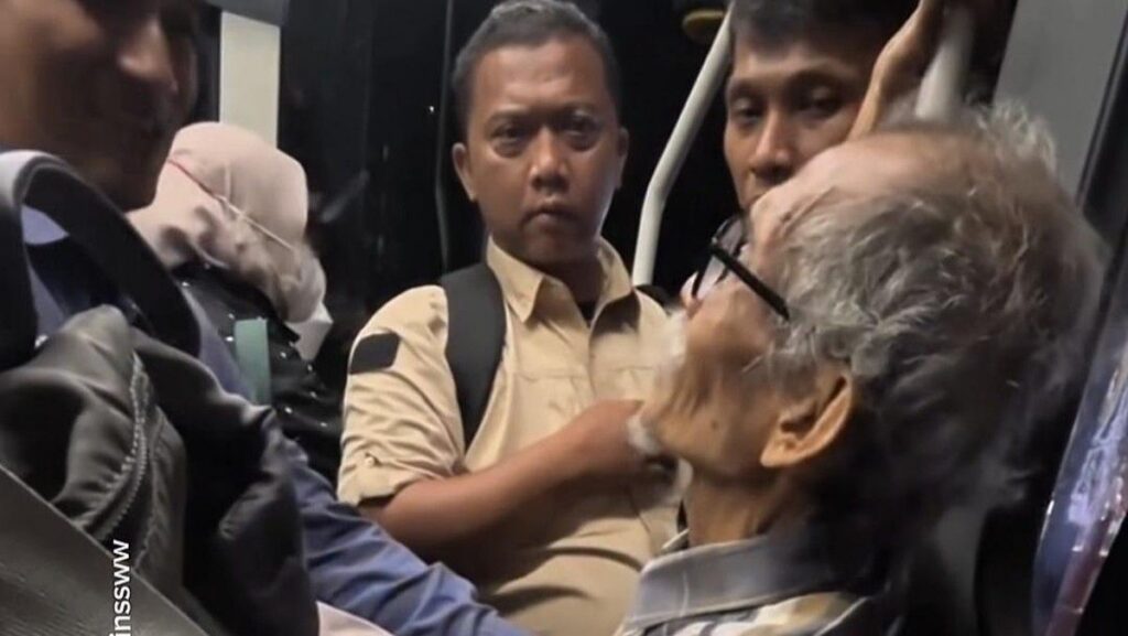 Transjakarta Evakuasi Kakek Roy yang Kebingungan di Bus D11