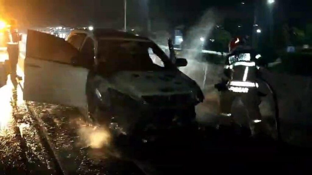 Mobil SUV Terbakar di Tol Jagorawi KM 43 Bogor
