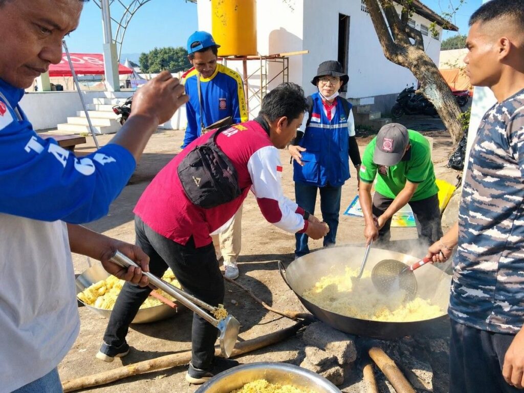 Kemensos Operasikan Tiga Dapur Umum Bagi Pengungsi Gempa NTT
