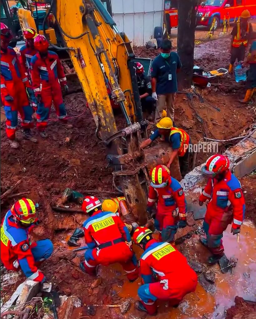 Dua Pekerja Tertimpa Beton Drainase di Cipinang Cempedak