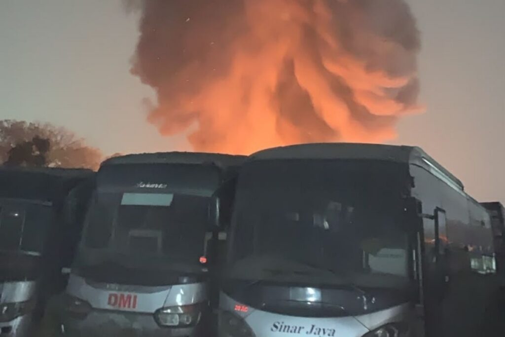 50 Bus Sinar Jaya Terbakar di Kawasan Industri MM2100 Bekasi