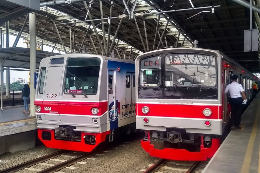KRL Lintas Bogor dan Tangerang Alami Keterlambatan Akibat Tempaan