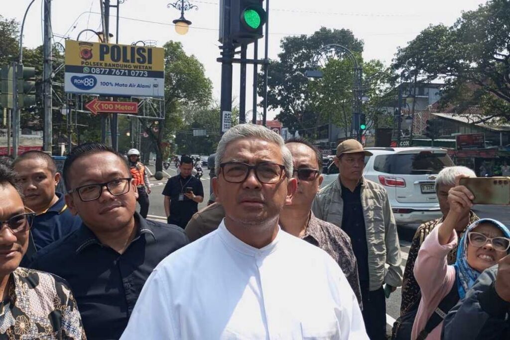Satpol PP Kota Bandung Usut Penebangan Pohon Cihapit