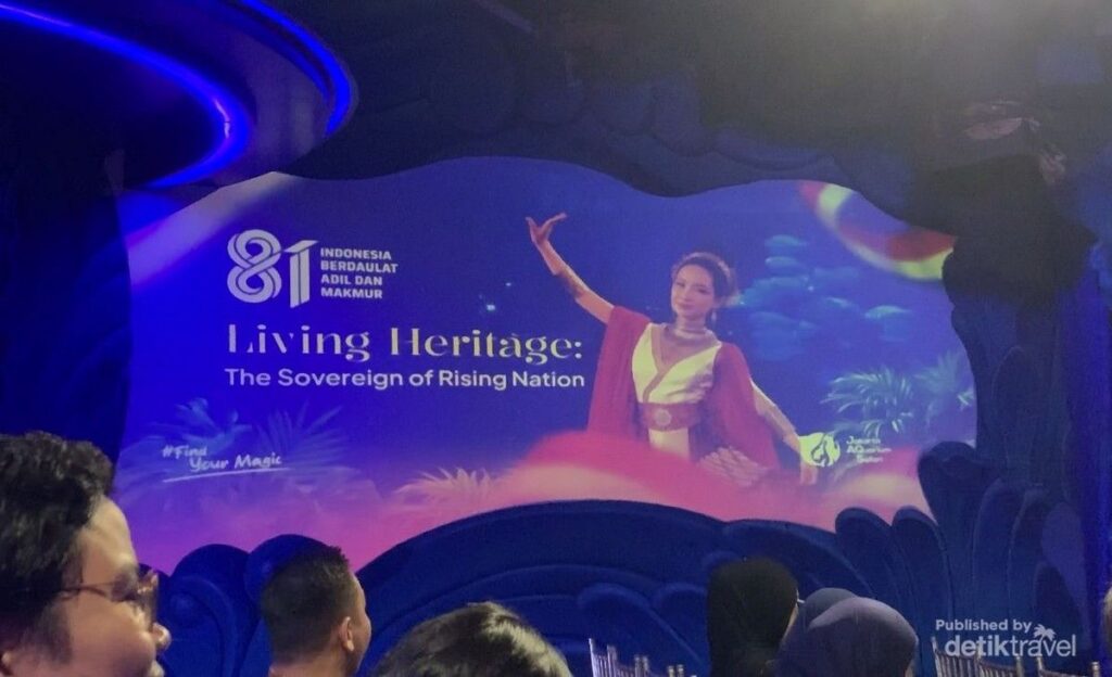 Jakarta Aquarium Gelar Upacara Bendera Kemerdekaan RI di Dalam Air