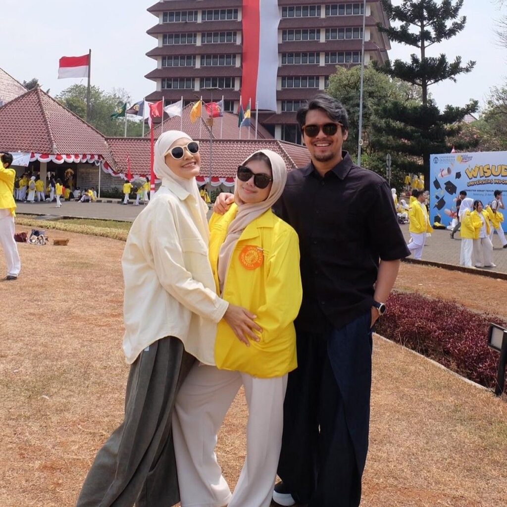 Ratu Anandita dan Mario Irwinsyah Dampingi Putri Masuk UI