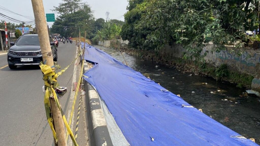 Trotoar Jalan Raya Sawangan Depok Ambles Padahal Baru Setahun Digunakan