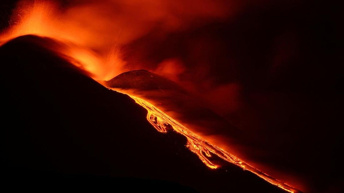 Erupsi Gunung Etna Ganggu Penerbangan Bandara Catania
