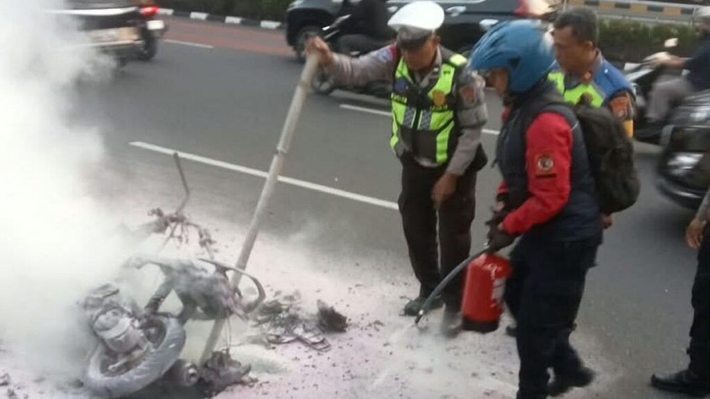 Motor Kebakaran Hingga Hangus di Jalan Gatot Subroto Jakarta