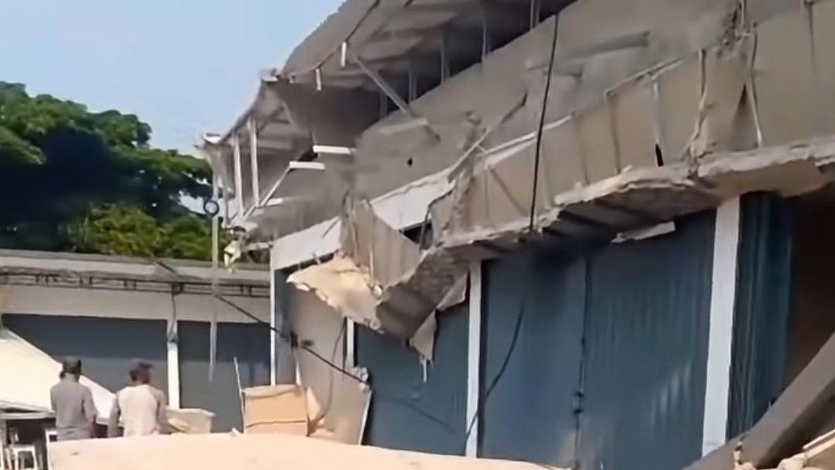 Kanopi Deretan Ruko di Cikeas Bogor Ambruk Timpa Kendaraan