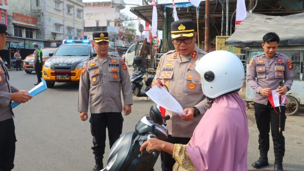 Polda Sumsel Bagikan Bendera Merah Putih Sambut HUT ke-81 RI di PALI