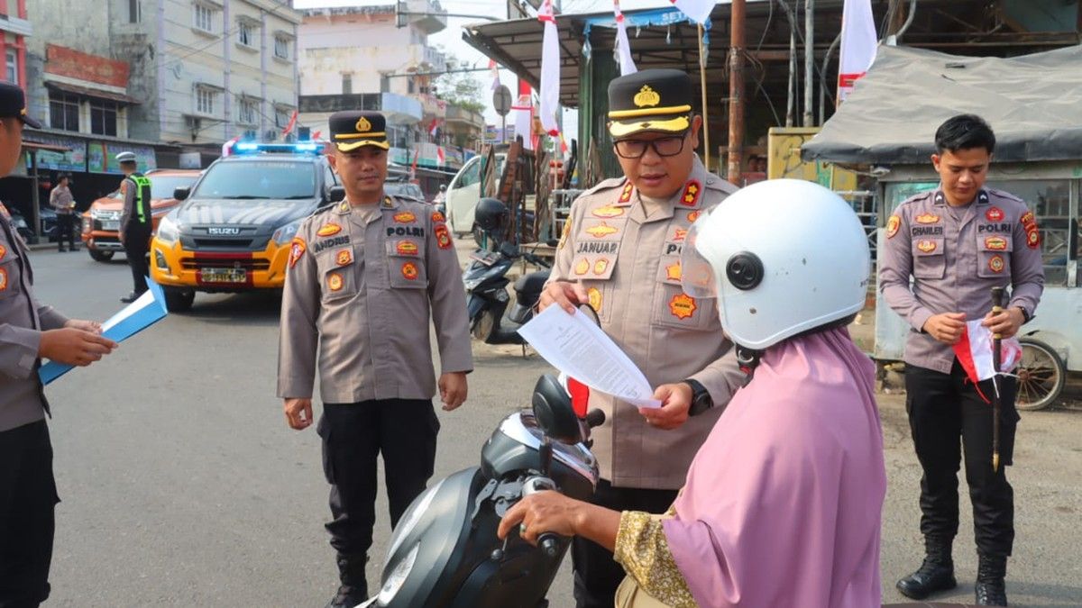 Polda Sumsel Bagikan Bendera Merah Putih Sambut HUT ke-81 RI di PALI