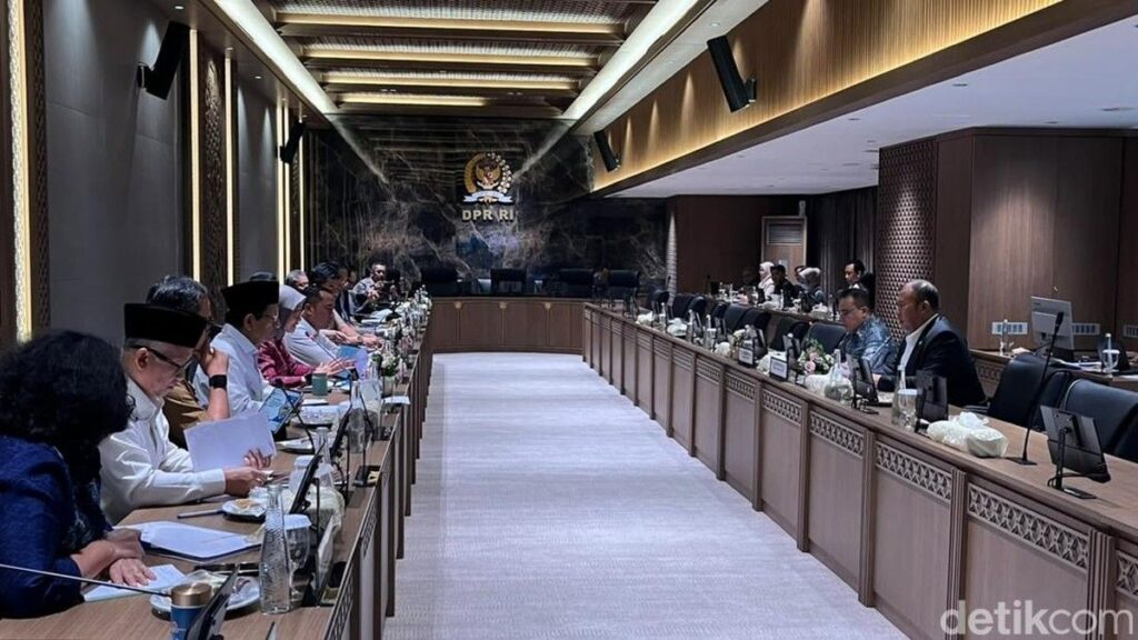 DPR dan Pemerintah Bahas Status Guru PPPK di Senayan