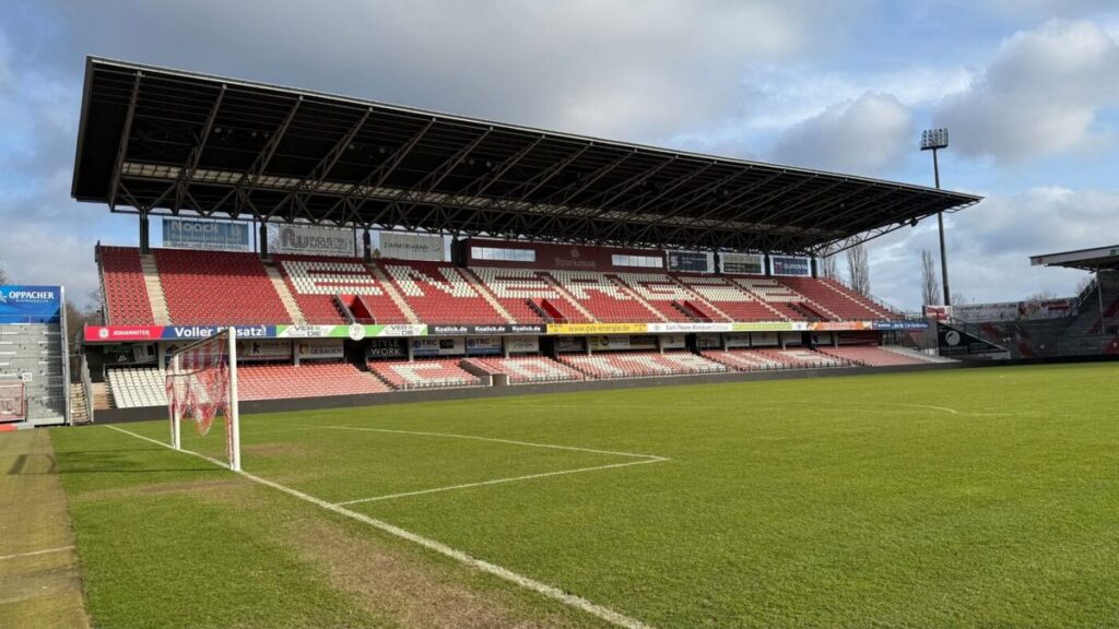 FC Energie Cottbus Kembali ke 2 Bundesliga Usai Laga Delay 10 Menit