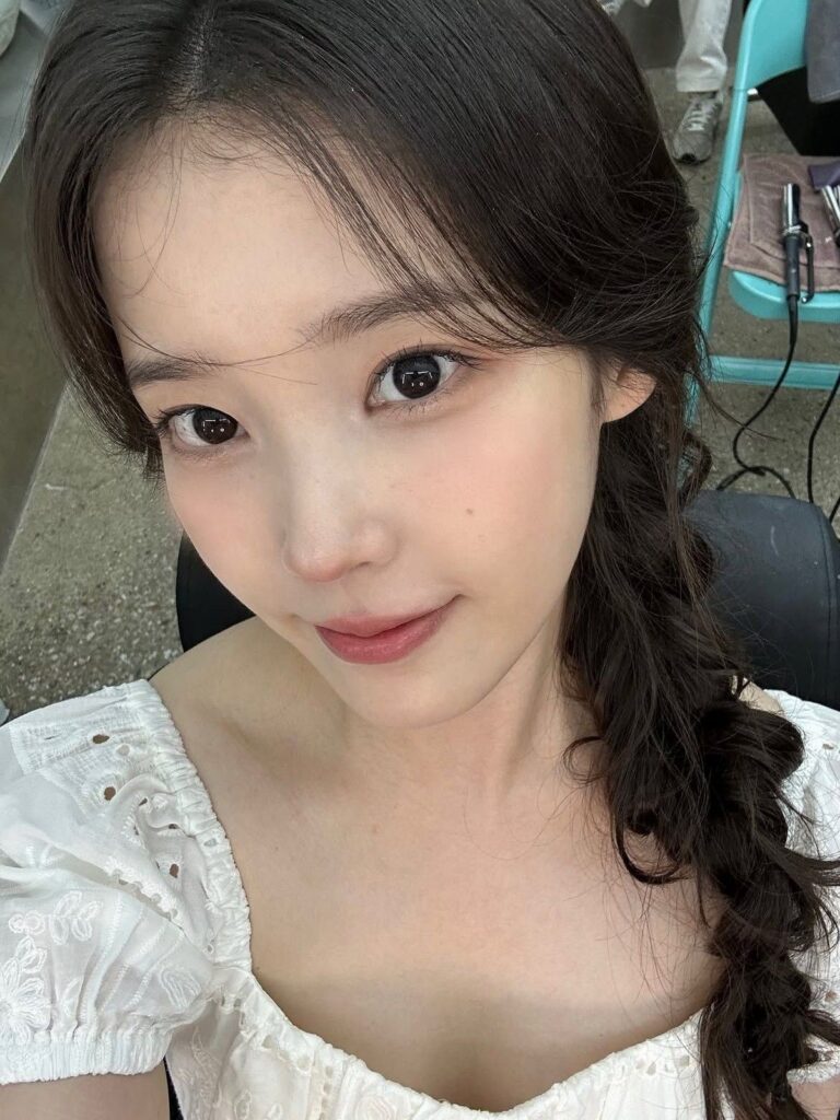 IU Kembali Unggah Foto Instagram Usai Alami Masalah Kesehatan Telinga