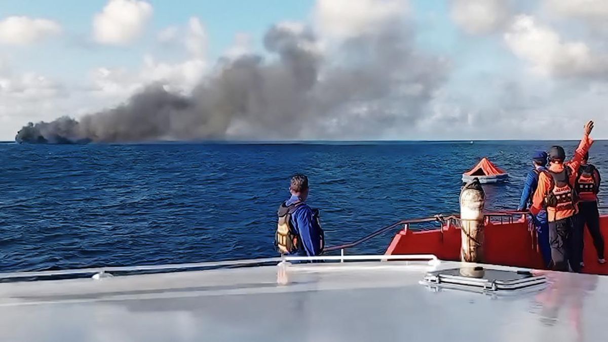 KMP Putri Yasmin Terbakar di Selat Lombok Satu Orang Meninggal