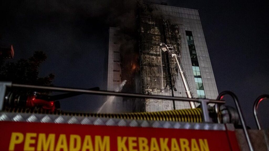 Kebakaran Melanda Gedung Bapenda DKI Jakarta Pusat Malam Hari