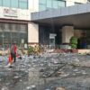Petugas Damkar Lanjutkan Penyisiran Setelah Kebakaran di Gedung Bapenda DKI