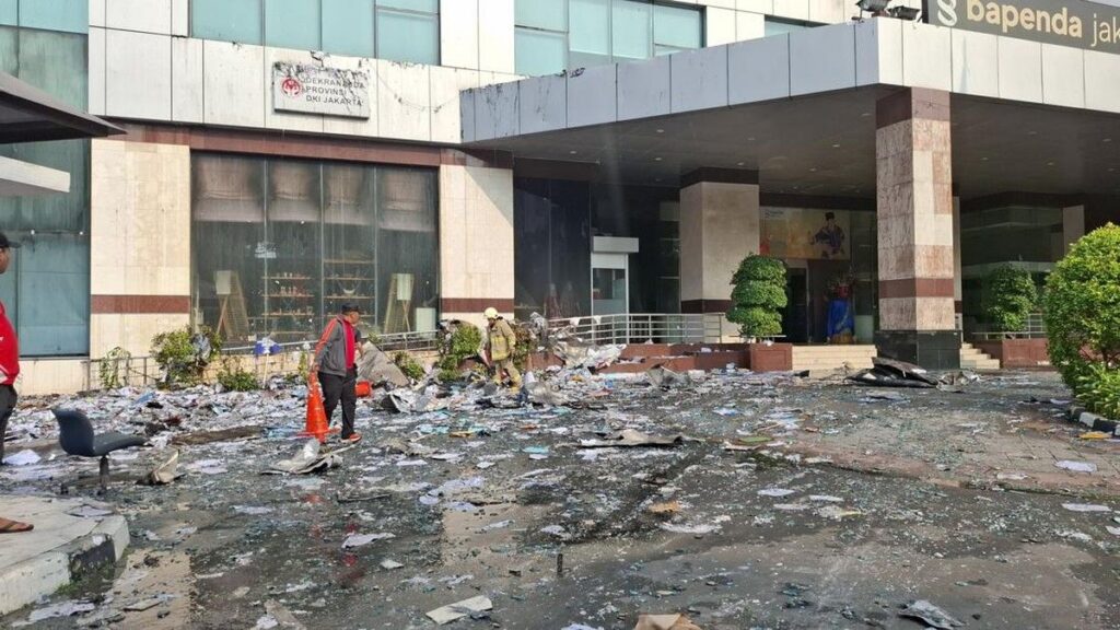 Petugas Damkar Lanjutkan Penyisiran Setelah Kebakaran di Gedung Bapenda DKI