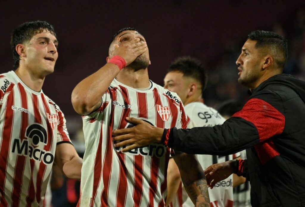 Fernando Alarcon Bawa Instituto Menang Atas Lanus
