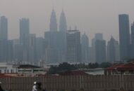 Desa Adat Sade di Lombok Tengah Terbakar Hebat