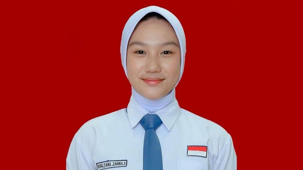 Khalyana Zahira Sandi bertugas sebagai pengibar bendera di Istana