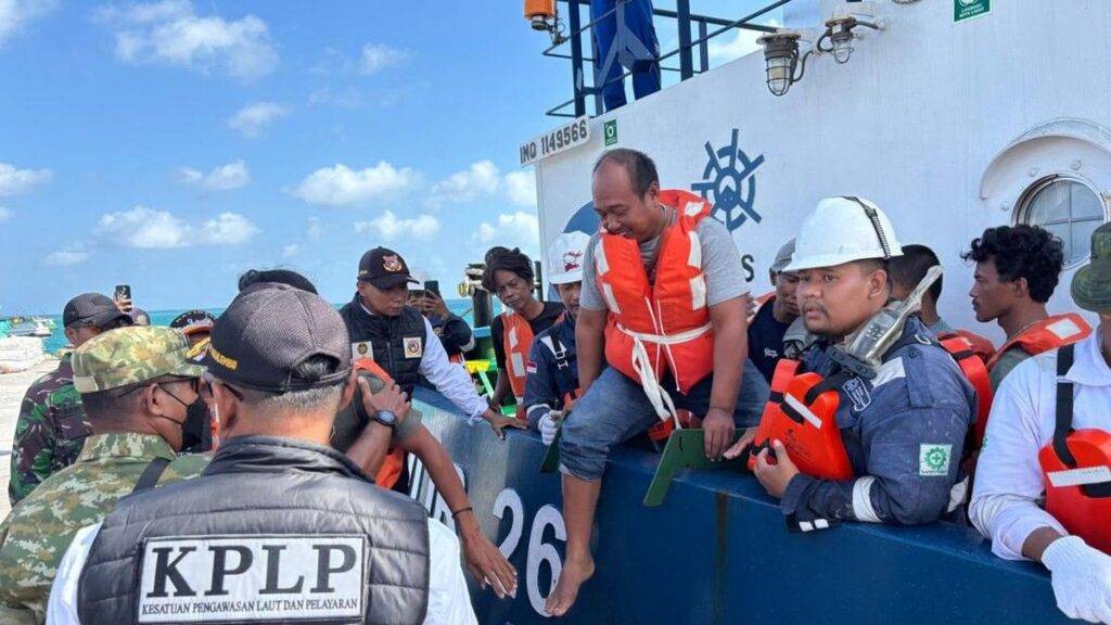 Cuaca Buruk Hambat Evakuasi Korban KMP Mutiara Sentosa 2