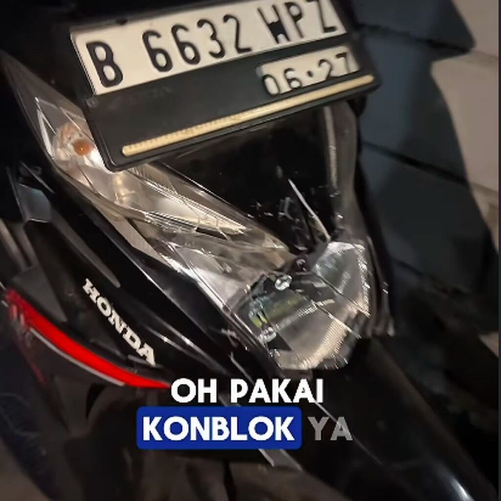 Sopir Alphard Rusak Motor Pengemudi Ojek Menggunakan Batu di Pesanggrahan