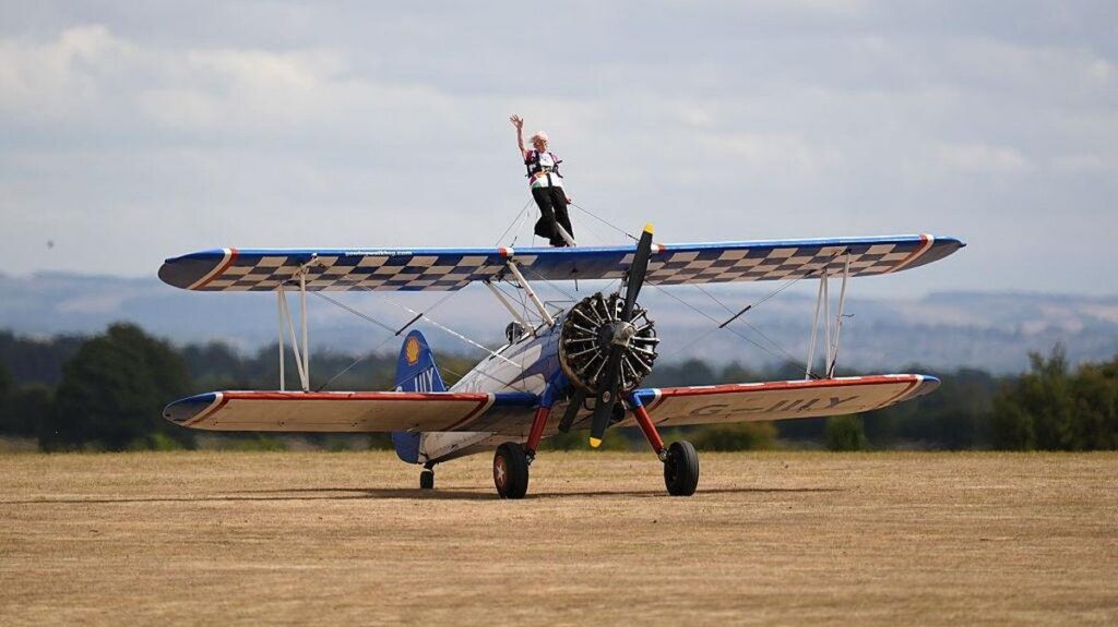 Betty Bromage Raih Rekor Wing Walking Usai Sembuh Stroke