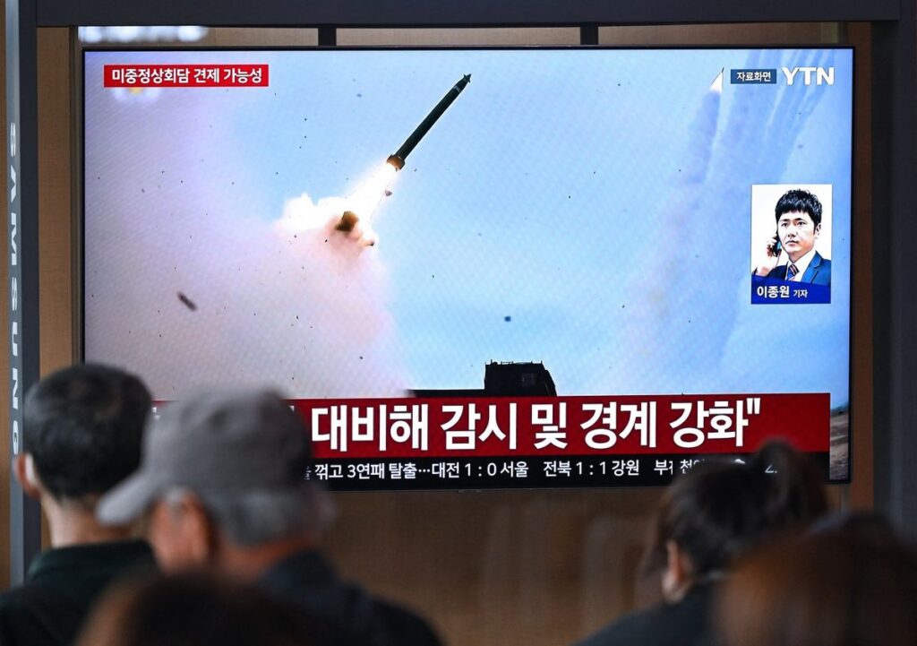 Korea Utara Meluncurkan 10 Rudal Balistik Jarak Pendek ke Laut