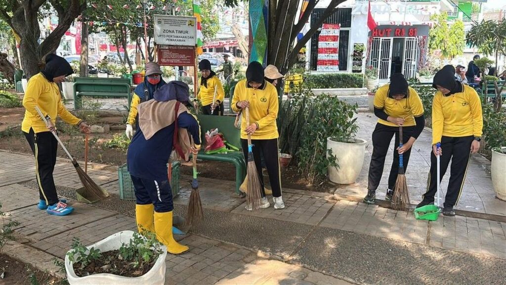 Polwan Polda Sumsel Gelar Aksi Bersih Lingkungan Peringati Hari Jadi Ke-78