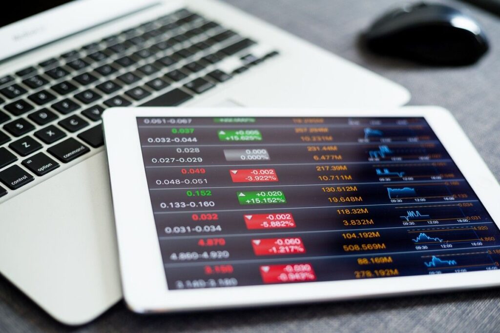 IHSG Melemah ke 6.365 Saat Saham CMRY dan IFSH Cetak Laba