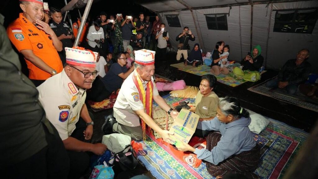 Mendagri Tito Karnavian Tinjau Penanganan Pasca Gempa di Manggarai Timur