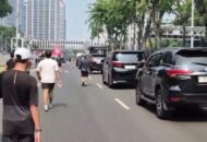 Konvoi Mobil Berpelat ZZ Menerobos Kawasan Car Free Day Jakarta