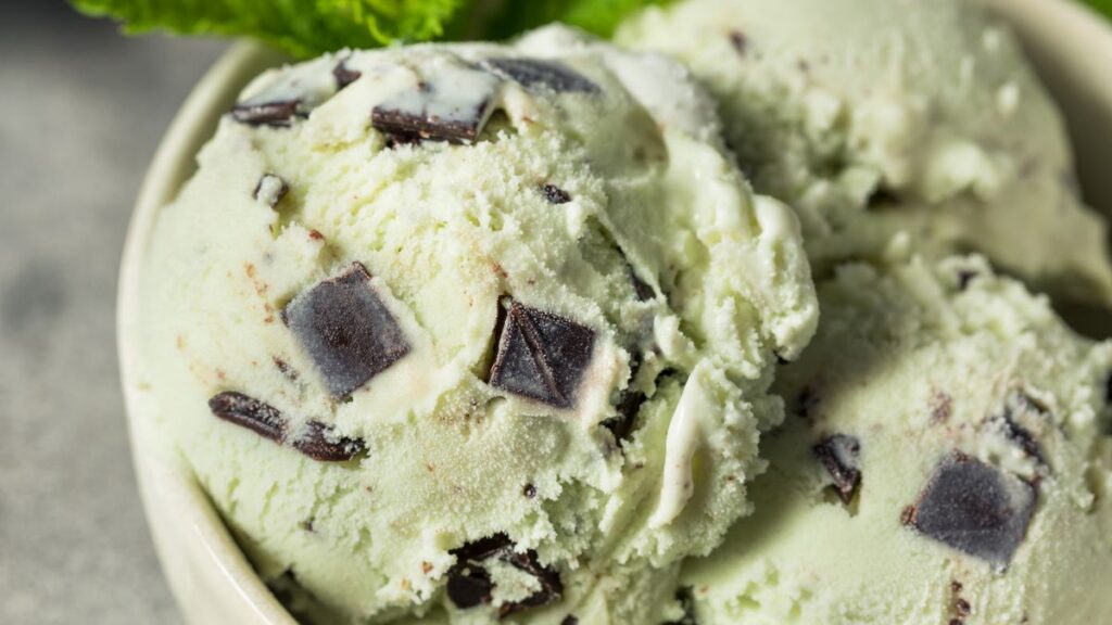 Es Krim Mint Chocolate Chip Jadi Favorit dengan Rasa Segar dan Cokelat Renyah