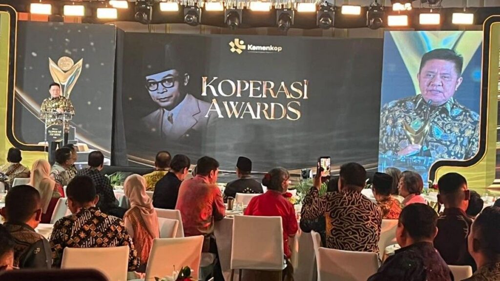 Gubernur Herman Deru Terima Penghargaan Bakti Koperasi Nayaka Mahambara