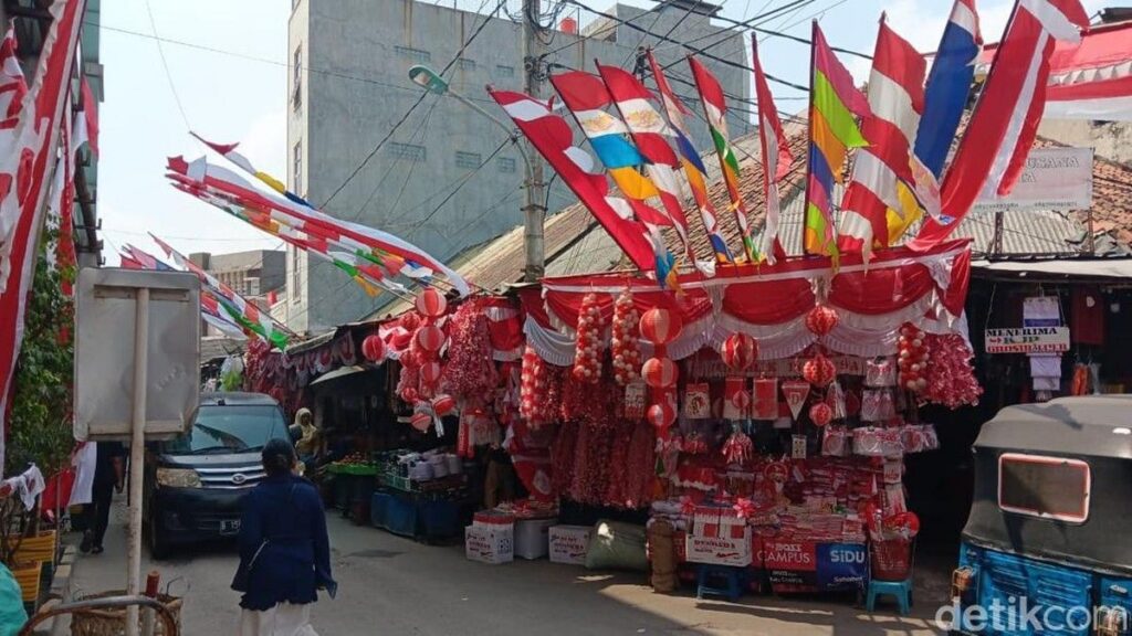 Pedagang Bendera di Jatinegara Keluhkan Penjualan Sepi