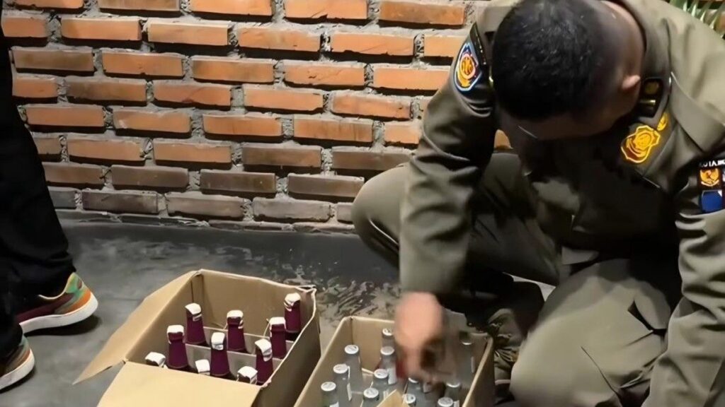 Petugas Razia Miras Ilegal di 7 Titik Kota Bogor