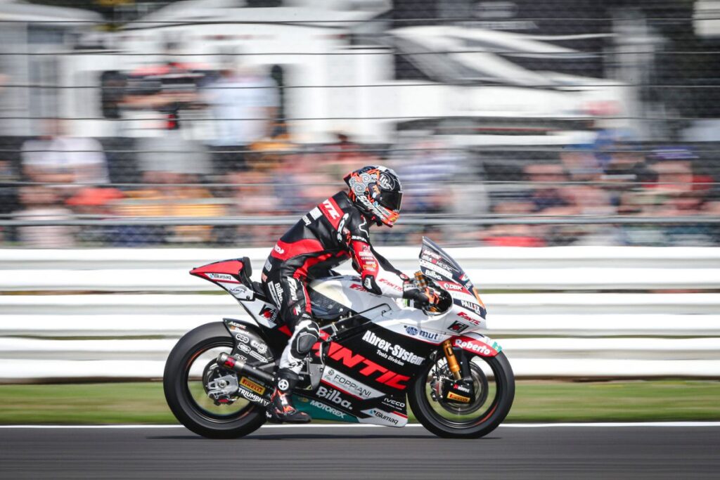 Mario Aji Terlibat Insiden dan Finish P22 di Moto2 Inggris 2026