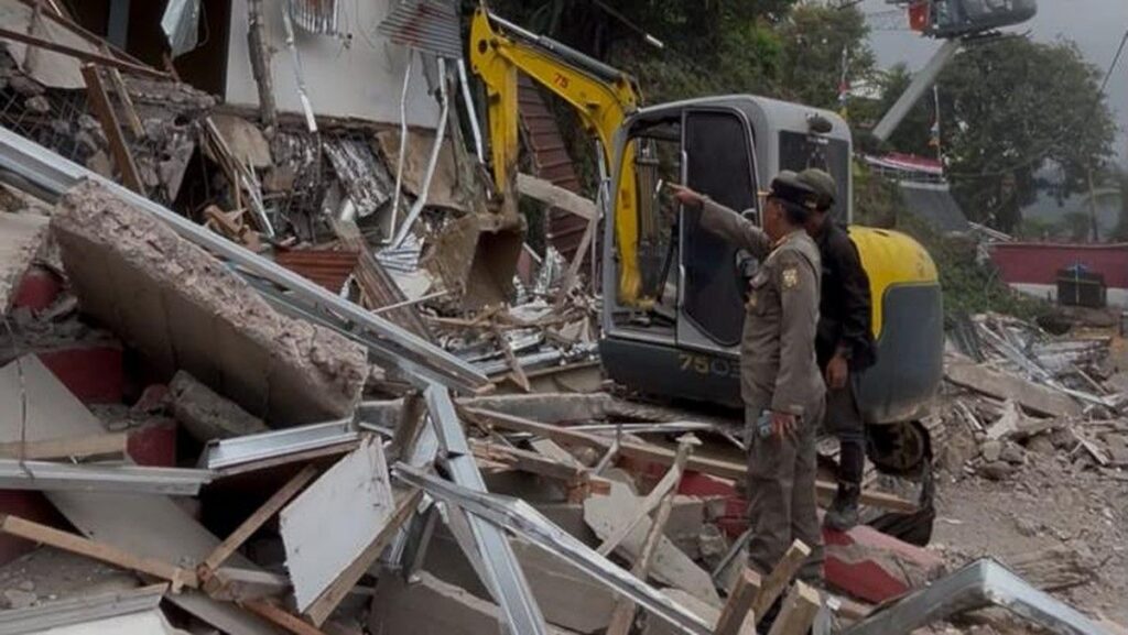 Satpol PP Kabupaten Bogor Pembongkaran Bangunan Ilegal Tiga Lantai di Cisarua