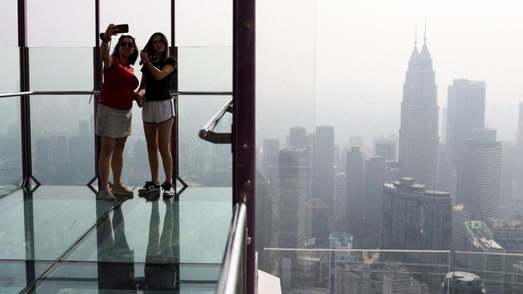 Kabut Asap Karhutla Indonesia Menyebar ke Malaysia, Kualitas Udara Menurun
