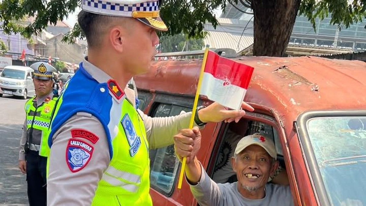 Satlantas Polres Bekasi Bagikan Bendera Merah Putih ke Pengendara