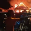 Kebakaran Proyek Ruko Lima Lantai di Cikini Evakuasi 8 Pekerja