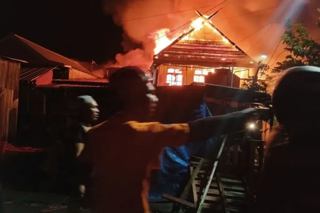 Kebakaran Proyek Ruko Lima Lantai di Cikini Evakuasi 8 Pekerja