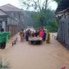Banjir Terjang Kota Padang dan Hanyutkan Kendaraan Warga