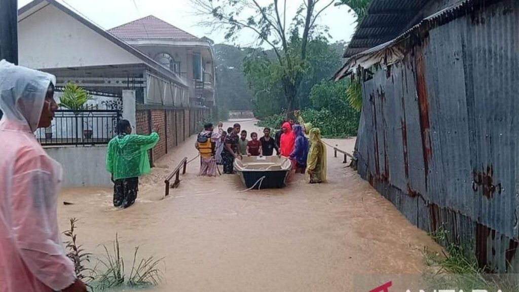 Banjir Terjang Kota Padang dan Hanyutkan Kendaraan Warga