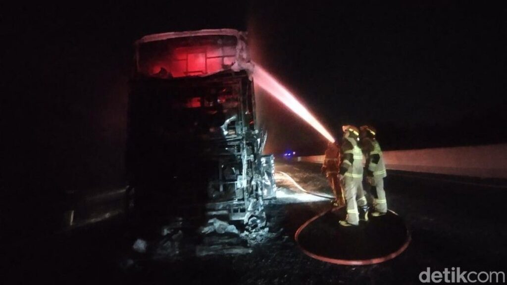 Bus Gunung Harta Terbakar di Tol Madiun Nganjuk Seluruh Penumpang Selamat