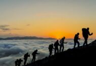 Kakek 102 Tahun Sukses Mendaki Puncak Gunung Fuji di Jepang