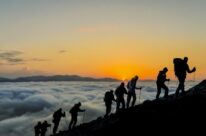 Kakek 102 Tahun Sukses Mendaki Puncak Gunung Fuji di Jepang