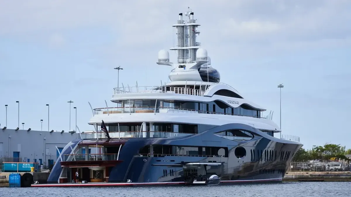 Superyacht Mark Zuckerberg Dituding Abaikan Perahu Terdampar di Alaska
